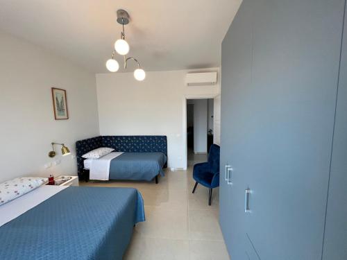 une chambre d'hôtel avec deux lits et une chaise dans l'établissement Dario's House 2, à Scandicci
