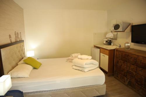 a small room with a bed with towels on it at Bait Alfa Kibbutz Country Lodging in Bet Alfa