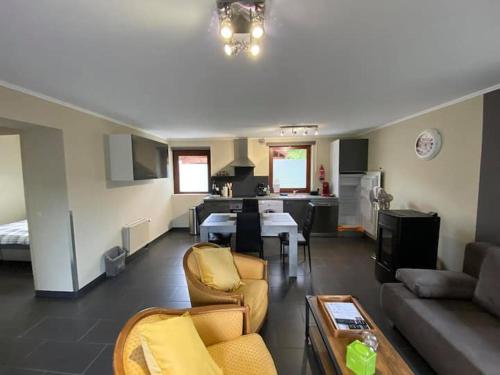 法梅恩地區馬什的住宿－GITE DE LA FAMENNE，带沙发的大客厅和厨房