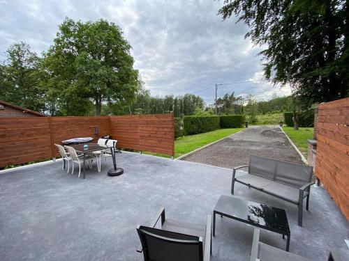 a patio with a table and chairs and a fence at GITE DE LA FAMENNE in Marche-en-Famenne