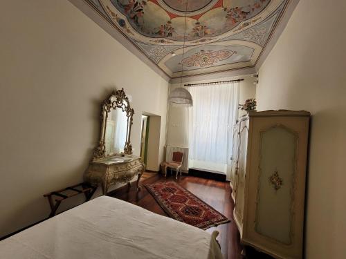 1 dormitorio con cama y techo en Palazzo Fassitelli, en Cossignano