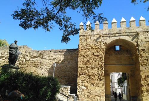 una estatua de un hombre parado frente a una pared en Guimar Momentos, vívelos en Córdoba, en Córdoba