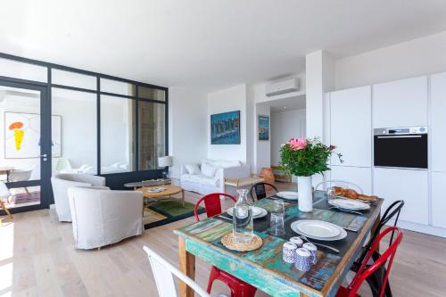 une salle à manger et un salon avec une table et des chaises dans l'établissement HORIZON MER - Splendide vue Mer et îles, à Marseille