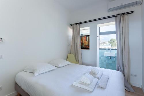 a bedroom with a white bed with towels on it at HORIZON MER - Splendide vue Mer et îles in Marseille