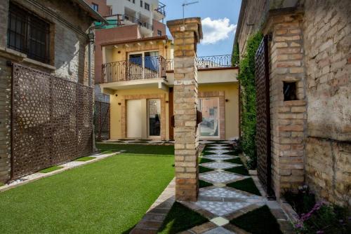 - une vue sur l'extérieur d'une maison avec une pelouse verdoyante dans l'établissement B&B Le Casette Chieti, à Chieti