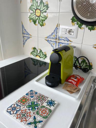 La finestra sul porto في بورتو إركولي: منضدة مطبخ مع محمصة وبلاط عليها