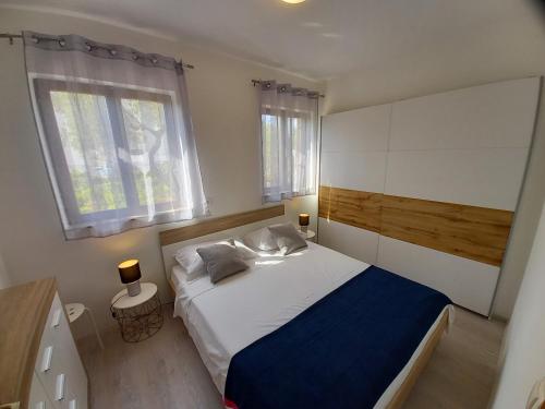 1 dormitorio con 1 cama grande y 2 ventanas en Holiday Home Bruno, en Vodice