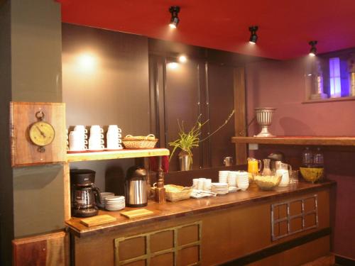 una cocina con encimera con platos. en Hotel Montecristo Cusco, en Cusco