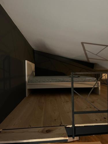 een stapelbed in een kamer met een plafond bij Charmant logement avec jacuzzi in Salon-de-Provence