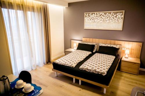 a bedroom with a bed and a large window at Maison Lirà in Pren