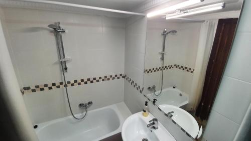 Ένα μπάνιο στο Visit Gibraltar stay in La Linea for less!