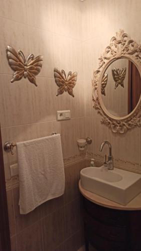 a bathroom with a sink and a mirror on the wall at CASA ENROCADA in Setenil