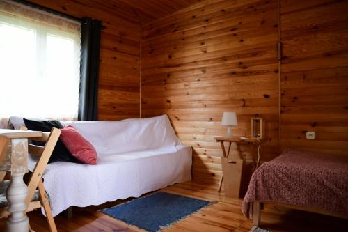 Tempat tidur dalam kamar di Sosnowy Domek
