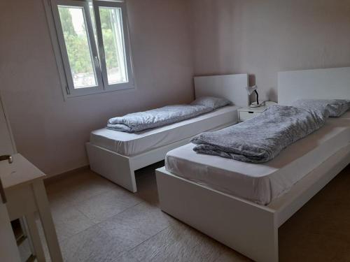 En eller flere senge i et værelse på Villa Lemonia