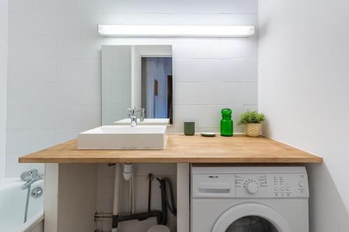 een badkamer met een wastafel en een wasmachine bij TERRE MARINE - Bel appartement avec terrasse vue mer in Cassis