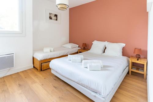 een slaapkamer met 2 bedden en een televisie bij TERRE MARINE - Bel appartement avec terrasse vue mer in Cassis