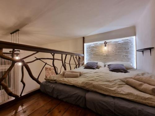 1 dormitorio con 1 cama grande en una habitación en Vintage Apartman in city center, en Miskolc