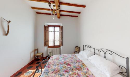 um quarto com uma cama e uma janela em Villa Cicogna, Private villa with exclusive use pool em Terranuova Bracciolini