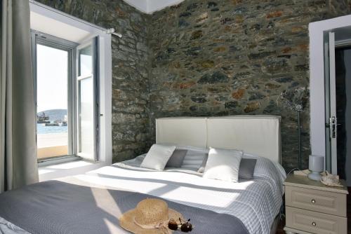 Postel nebo postele na pokoji v ubytování Thomas Villas on the beach Katapola
