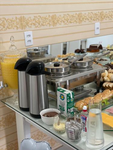 een keuken met een hoop voedsel op een plank bij Penha Parque Pousada in Penha