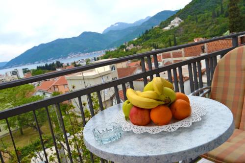 eine Schale mit Obst auf einem Tisch auf einem Balkon in der Unterkunft Tivat Apartments in Tivat