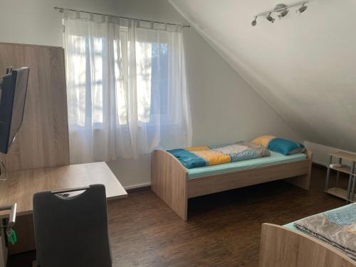 a small room with a bed and a window at Fam M&H Schönes Zimmer Vermieten in Wangen Im Allgäu in Wangen im Allgäu