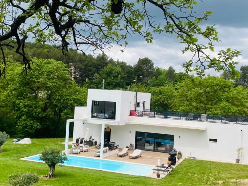Jacasse Retreat - Elegant Architect Villa Nestled in Provencal Forest
