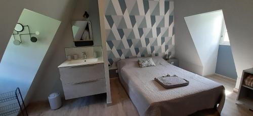 Dormitorio pequeño con cama y lavamanos en Appartement Habas Estaing Hautes Pyrénées Val d'Azun, en Estaing