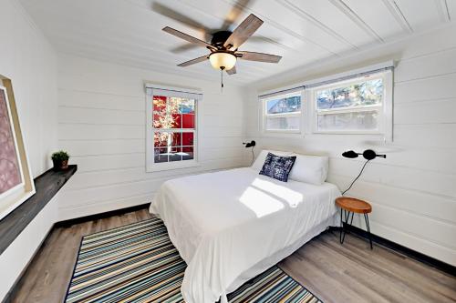 南太浩湖的住宿－Manzanita Holiday 5，白色卧室配有床和吊扇