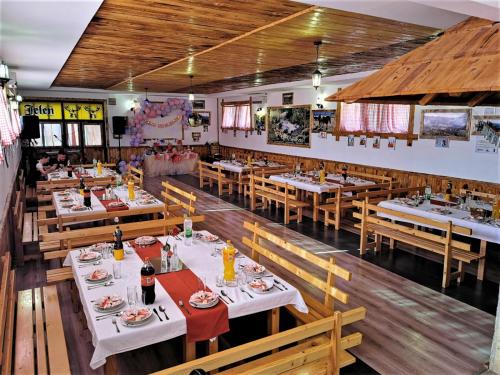 een lege eetkamer met tafels en stoelen bij Apatments Radoja - Pliva in Šipovo