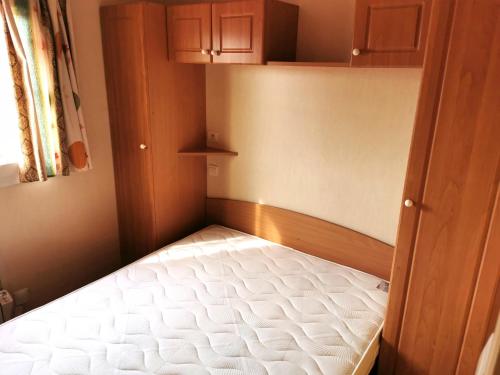 Cette petite chambre comprend un lit d'angle. dans l'établissement Le calme des dunes - Piscines chauffees, à Brem-sur-Mer