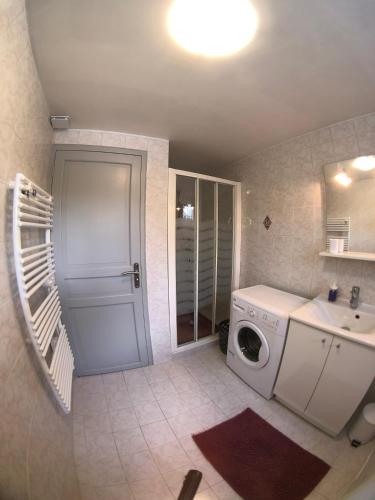 une salle de bain avec une machine à laver et un lavabo dans l'établissement Grande Villa 4 étoiles 20pax entre Cannes and Saint Tropez, à Puget-sur Argens
