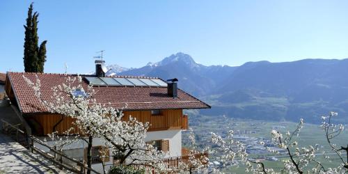 Casa con vistas a un valle y a las montañas en Der Luemerhof, en Marlengo