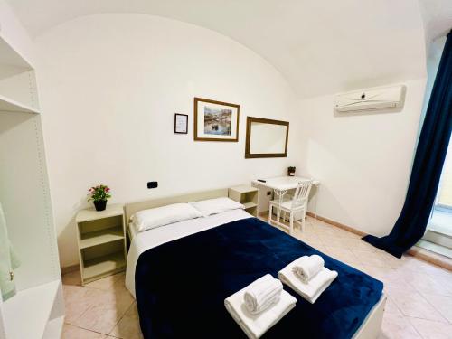 ein Schlafzimmer mit einem Bett mit zwei Handtüchern darauf in der Unterkunft Hotel Pisa in Rom