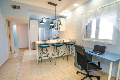 Foto dalla galleria di Windows on Netanya Luxury Penthouse Downtown a Netanya