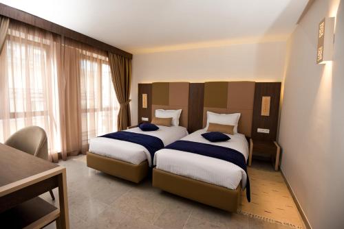 Katil atau katil-katil dalam bilik di Hôtel Lescure Business and SPA