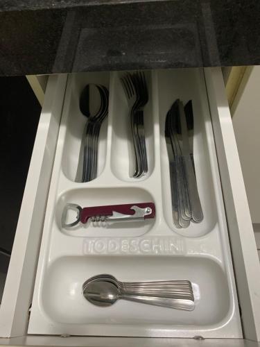 bandeja blanca con utensilios en un cajón en Apartamento em Maceió en Maceió