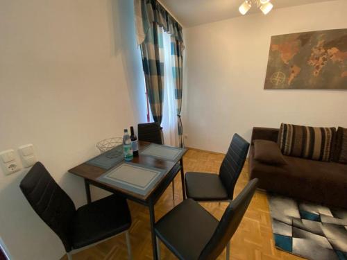 salon ze stołem, krzesłami i kanapą w obiekcie Apartment Altstadt 2 w mieście Pirna