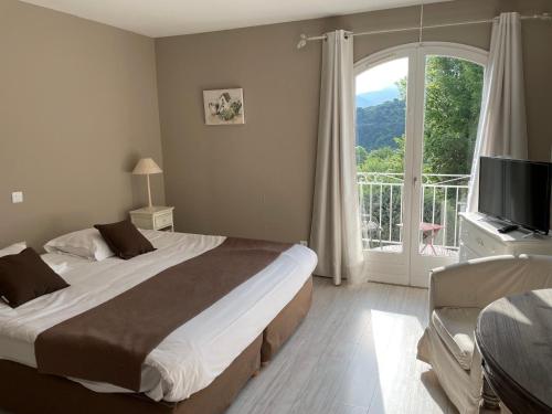 HOTEL LE MAS D'HèLèNEにあるベッド