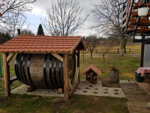 a wooden barrel with a roof on top of it at Apartman - Vinska Cesta in Ðurđevac