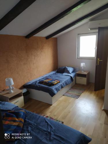 1 dormitorio con 1 cama, 2 mesas y una ventana en Apartman - Vinska Cesta, en Ðurđevac