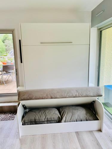 une chambre avec deux oreillers assis sur une étagère dans l'établissement Gîte 3*** Le Chardon Bleu, à Saint-Lary-Soulan