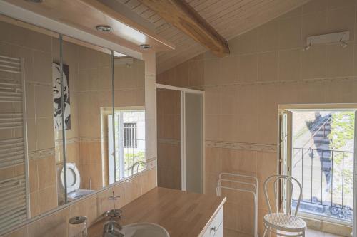 un bagno con lavandino e specchio di Charming cottage in Dordogne with swimming pool a Domme