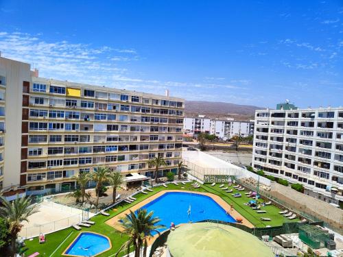 an overhead view of a hotel with a swimming pool and buildings at Residencial Los Molinos con piscina, TV internacional y Wifi in Playa del Ingles