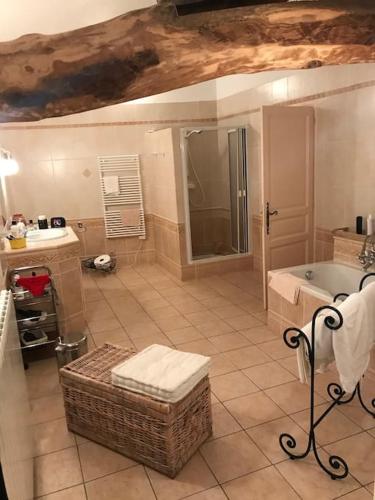 une salle de bain avec une baignoire et un lavabo dans l'établissement Les Terrasses, à Cabrespine