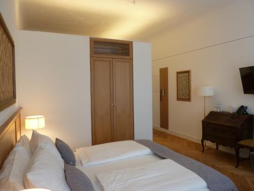 a hotel room with a bed and a cabinet at Hotel Lindenufer in Berlin