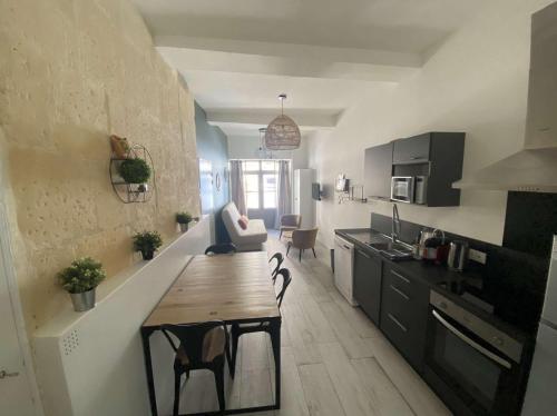 une cuisine avec une table et une salle à manger dans l'établissement La Vitrine des Arènes, à Arles