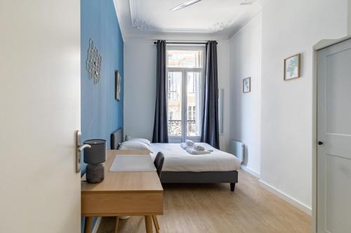 une petite chambre avec un lit et une fenêtre dans l'établissement LE PRIVILIANE - Bel et grand appartement idéalement situé, à Marseille