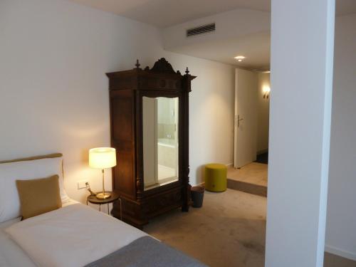 a bedroom with a large mirror and a bed at Hotel Lindenufer in Berlin