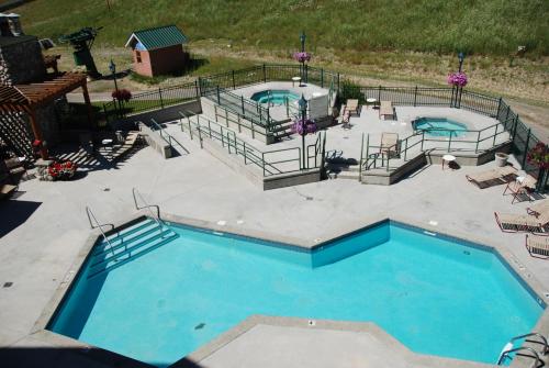 uma vista superior de uma piscina com duas piscinas em Polaris Lodge em Kimberley